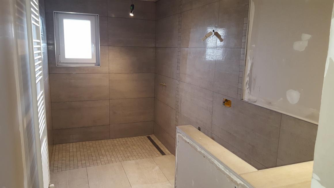 AGRANDILUX SARL Création de salle de bain douche à l'italienne miroir encastré dans le carrelage vasque intime